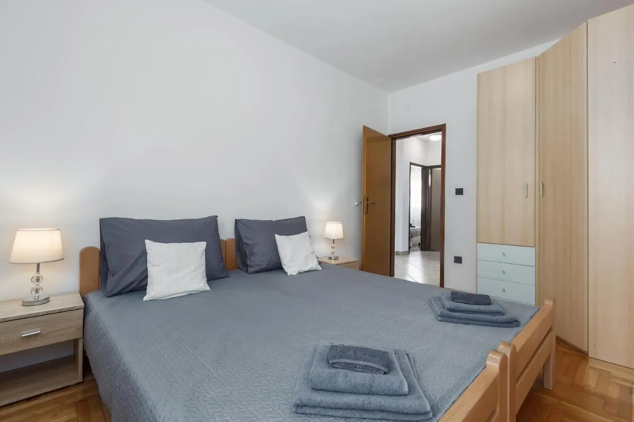 Apartments Emil Pula 0*,