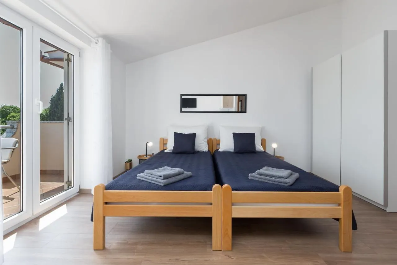 Apartments Emil Pula 0*,
