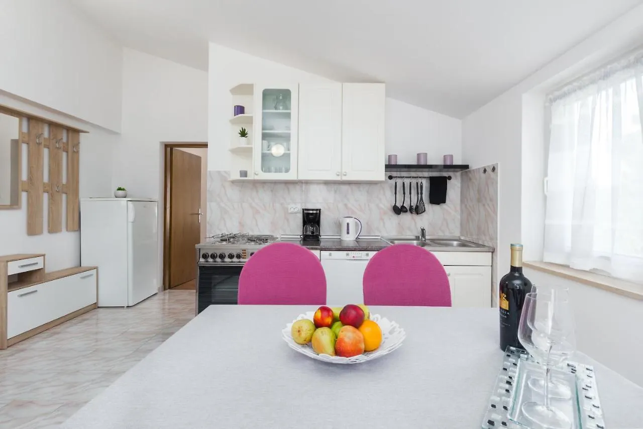 Apartments Emil Pula 0*,